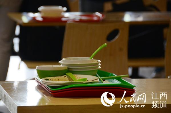 新华社参考消息人民网等媒体报道我校食堂光盘行动蔚然成风