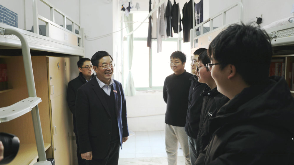 党委书记李德平深入学生宿舍和食堂检查指导新学期工作