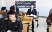 校领导与学生共听开学第一课